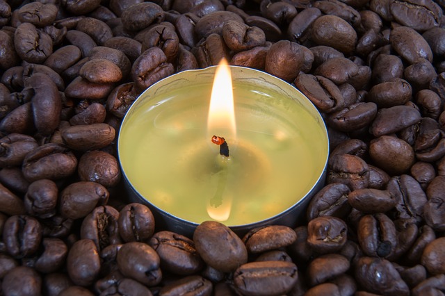 zrnková káva a svíčka